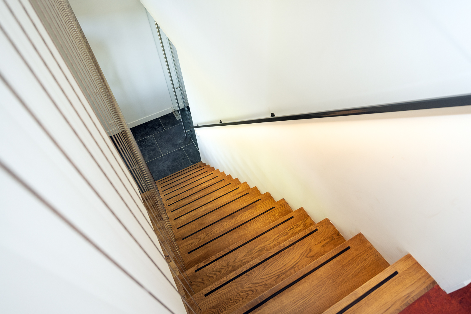 Minimalistische houten trap schuurwoning villa Schalkwijk Houten trap met strakke lijnen in moderne schuurwoning villa in Schalkwijk