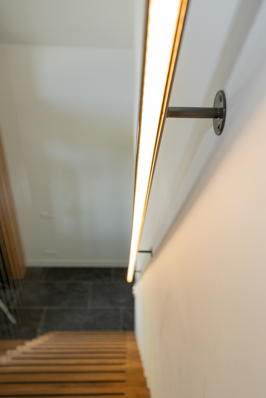 Strakke trapafwerking met geïntegreerde verlichting Schalkwijk Detail van strak afgewerkte trap met geïntegreerde LED-verlichting in schuurwoning villa in Schalkwijk