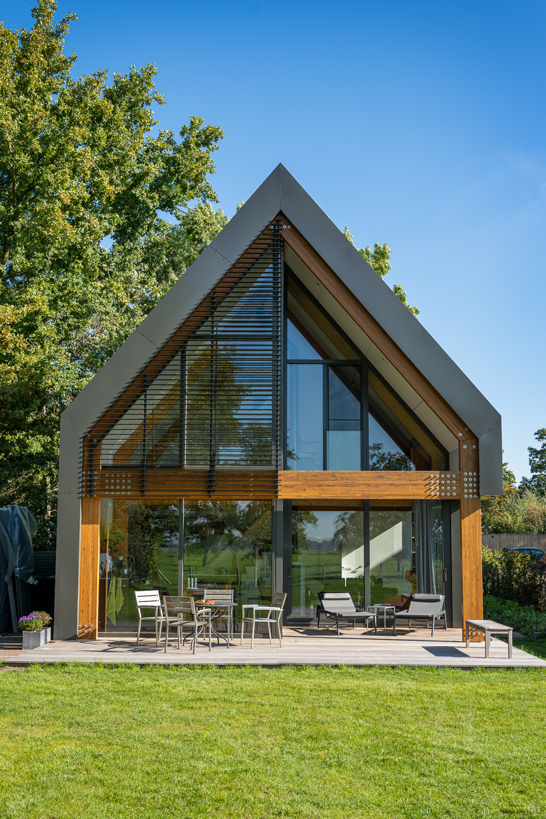 Moderne schuurwoning villa in Schalkwijk Voorzijde van moderne schuurwoning villa met grote glazen gevel en houten constructie in Schalkwijk