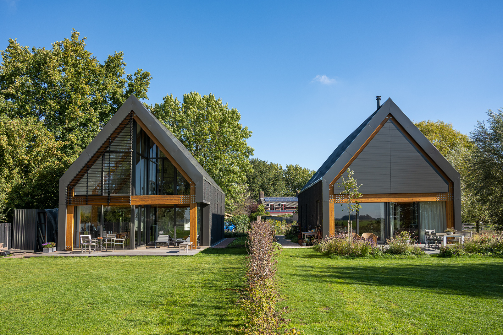 Schuurwoning villa’s op erf Schalkwijk Twee moderne schuurwoning villa’s met glazen puien en houten constructie in landelijke omgeving in Schalkwijk