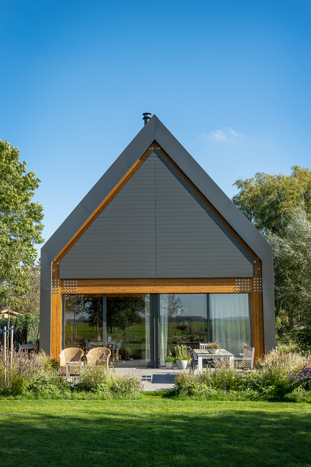 Schuurwoning villa met zonwering Schalkwijk Schuurwoning villa met houten zonwering boven glazen pui in Schalkwijk