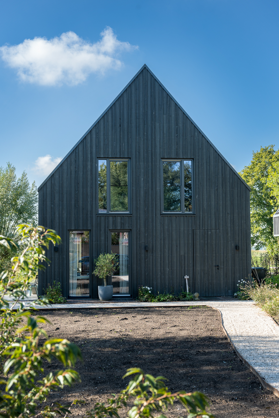 Moderne schuurwoning villa achterzijde Schalkwijk Achterzijde van moderne schuurwoning villa met houten gevel en tuin in Schalkwijk