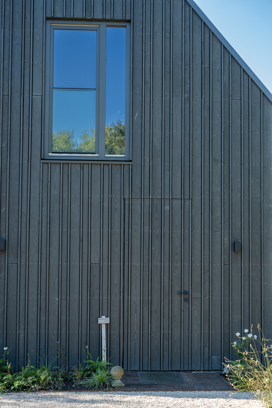 Verticale houten gevel schuurwoning Schalkwijk Houten gevelbekleding van moderne schuurwoning villa met verticale delen in Schalkwijk
