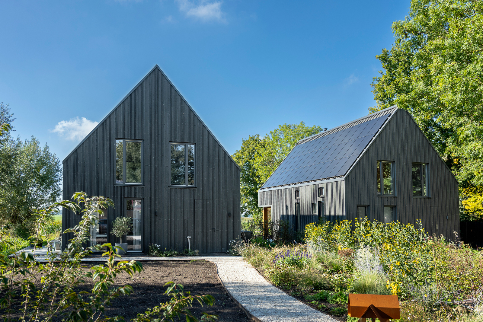 Schuurwoning villa’s met tuin Schalkwijk Twee schuurwoning villa’s met houten gevels en tuin op erf in Schalkwijk