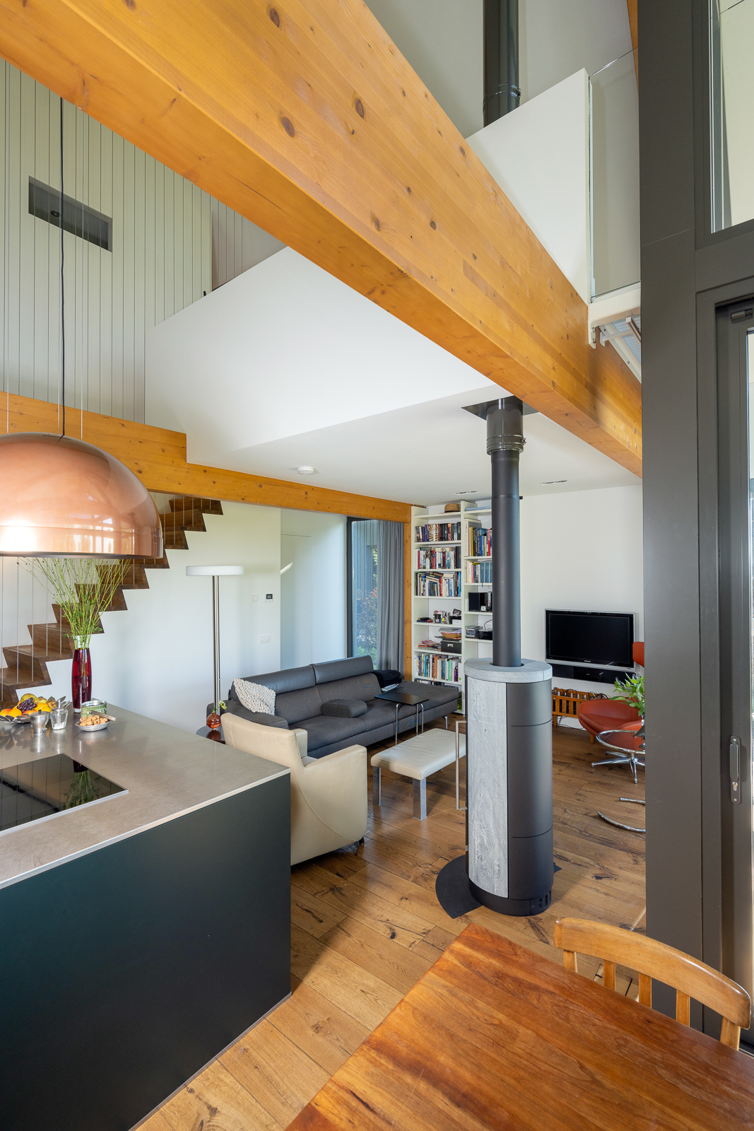 Ruimtelijk interieur met vide Schalkwijk Open leefruimte met vide en houten constructie in schuurwoning villa in Schalkwijk