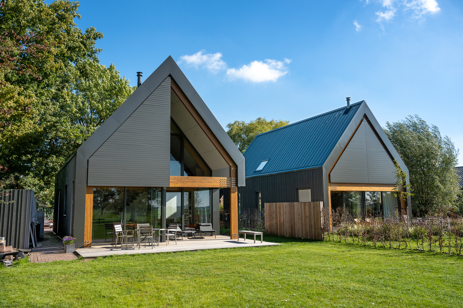 Schuurwoningen bouwen Schalkwijk Twee moderne schuurwoning villa’s met grote glazen puien op erf in Schalkwijk