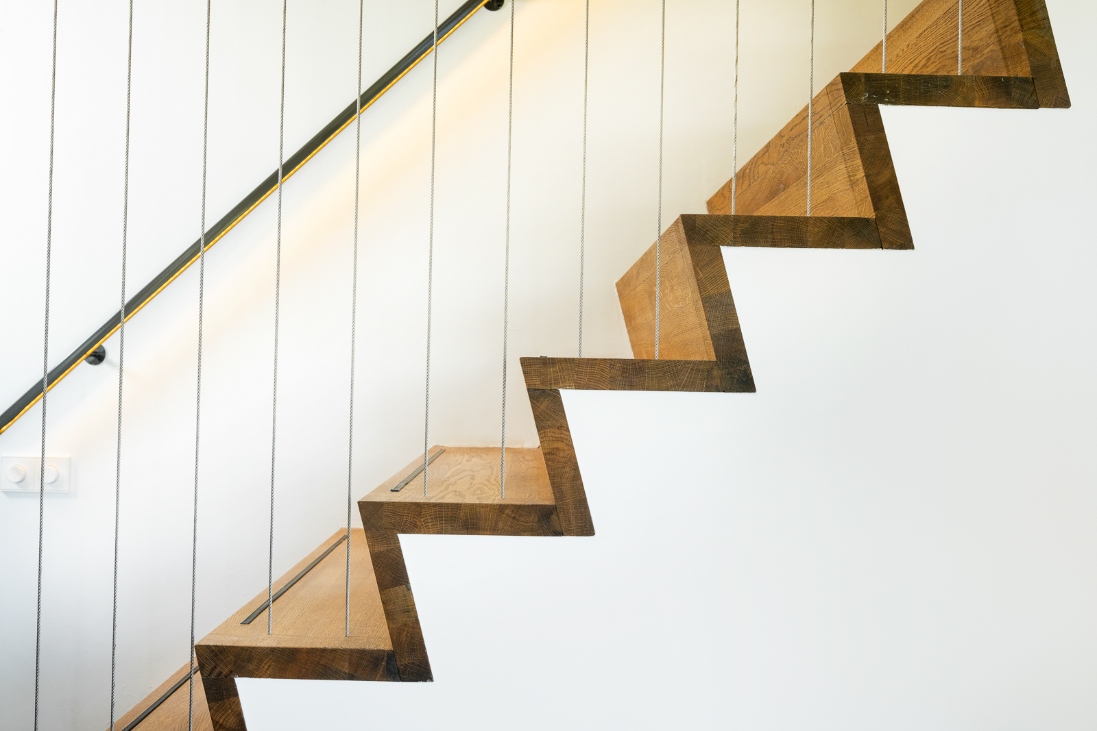Maatwerk houten trap met strakke afwerking Schalkwijk Strak afgewerkte houten trap met minimalistisch ontwerp in schuurwoning villa in Schalkwijk